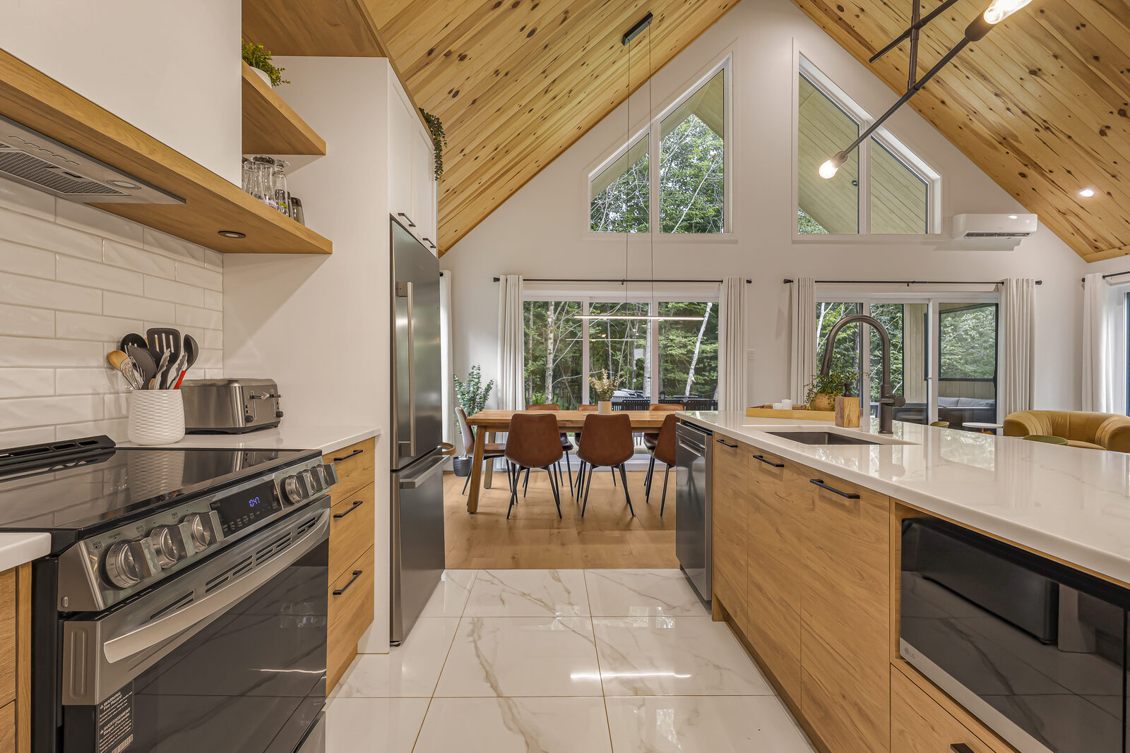 Cuisine de chalet, plafond cathédrale en bois