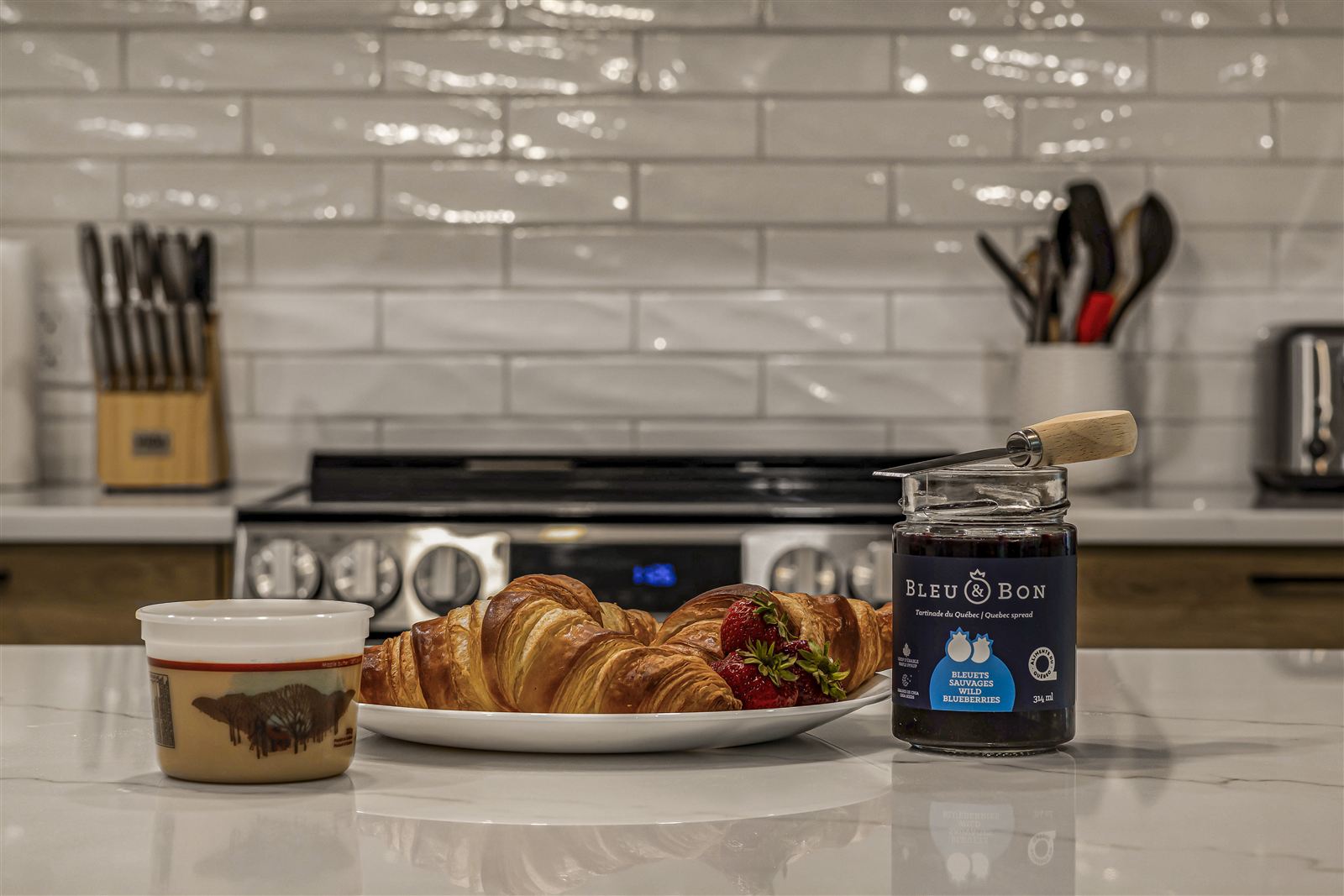 Croissants, fruits et tartinade artisanale sur le comptoir