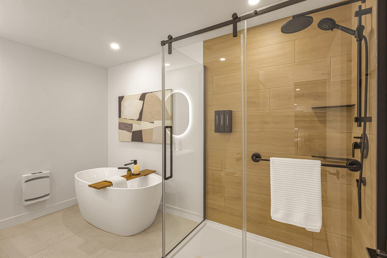 Salle de bain avec bain autoportant et douche vitrée en céramique bois