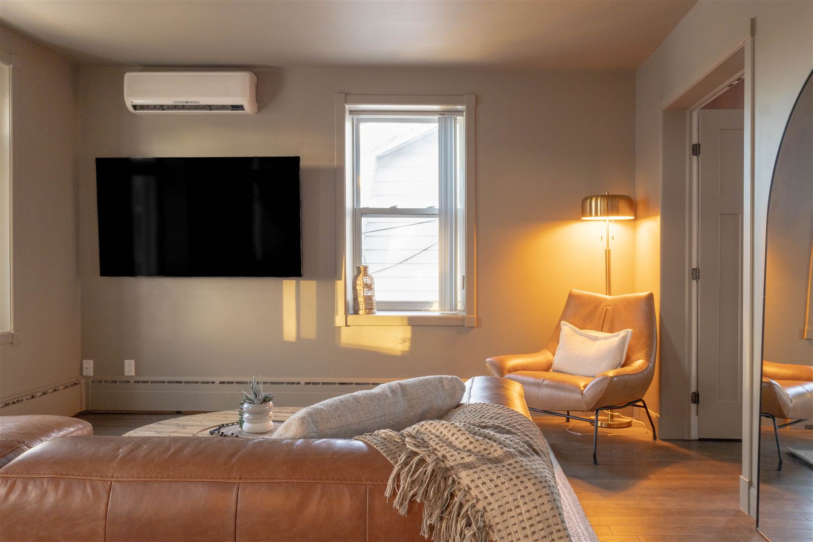 Fauteuil en cuir cognac et lampe d'appoint dans un coin salon