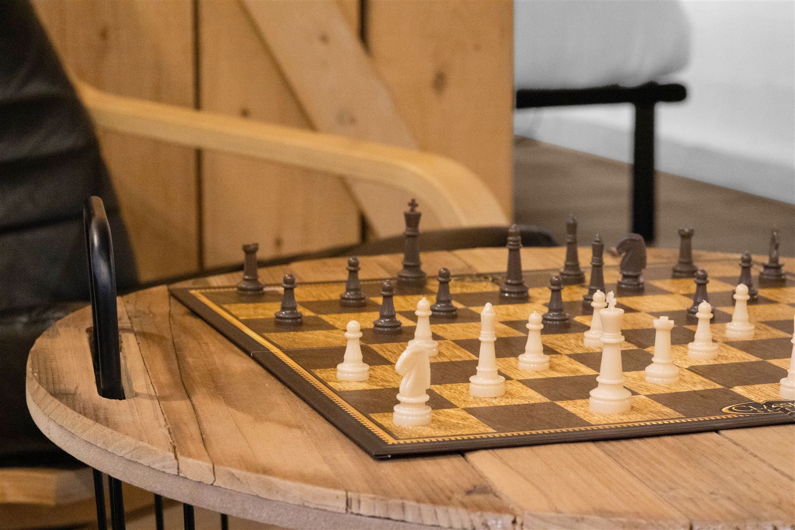 Jeu d'échecs sur table basse en bois