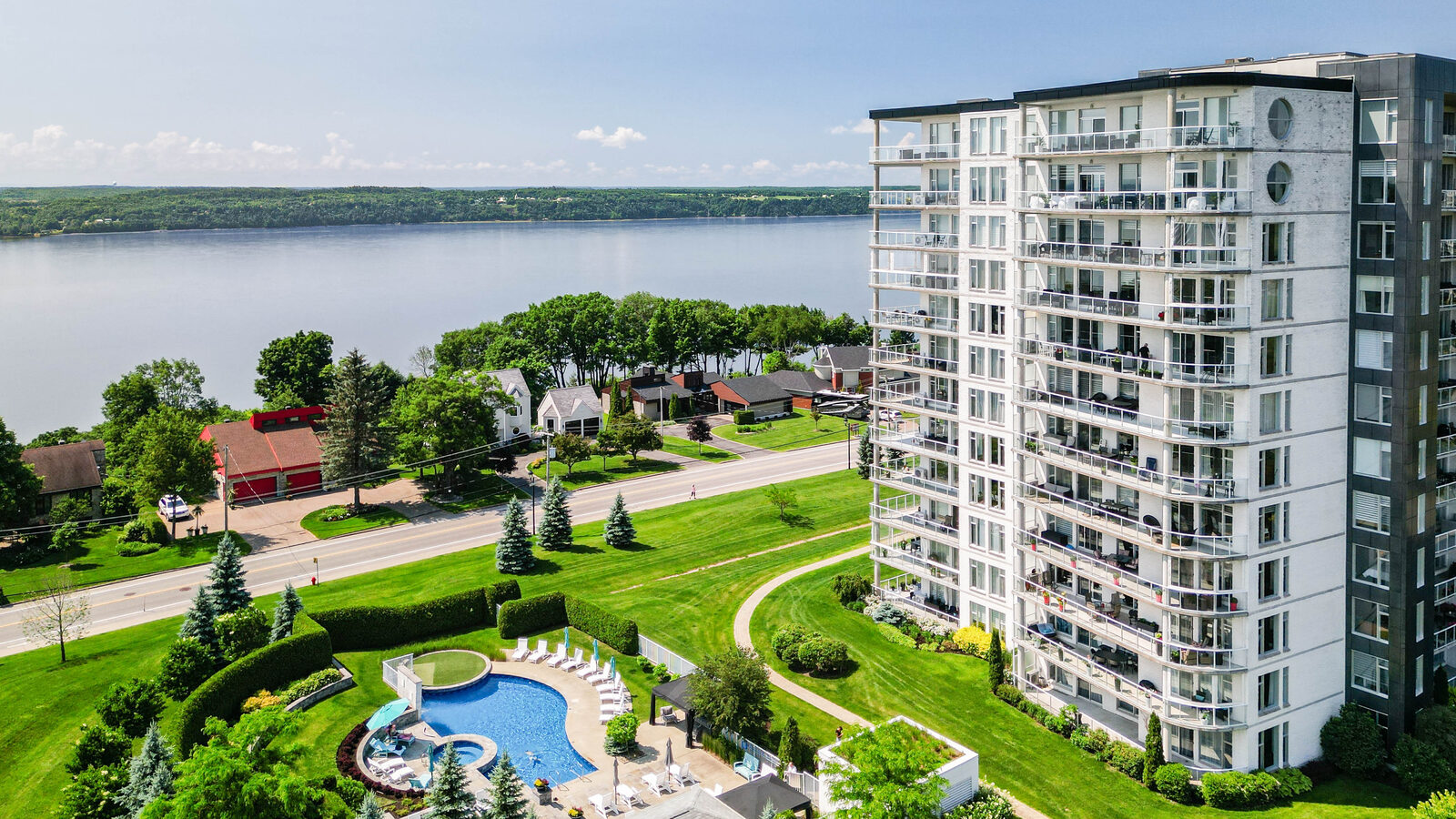 Vue aérienne en bord de fleuve